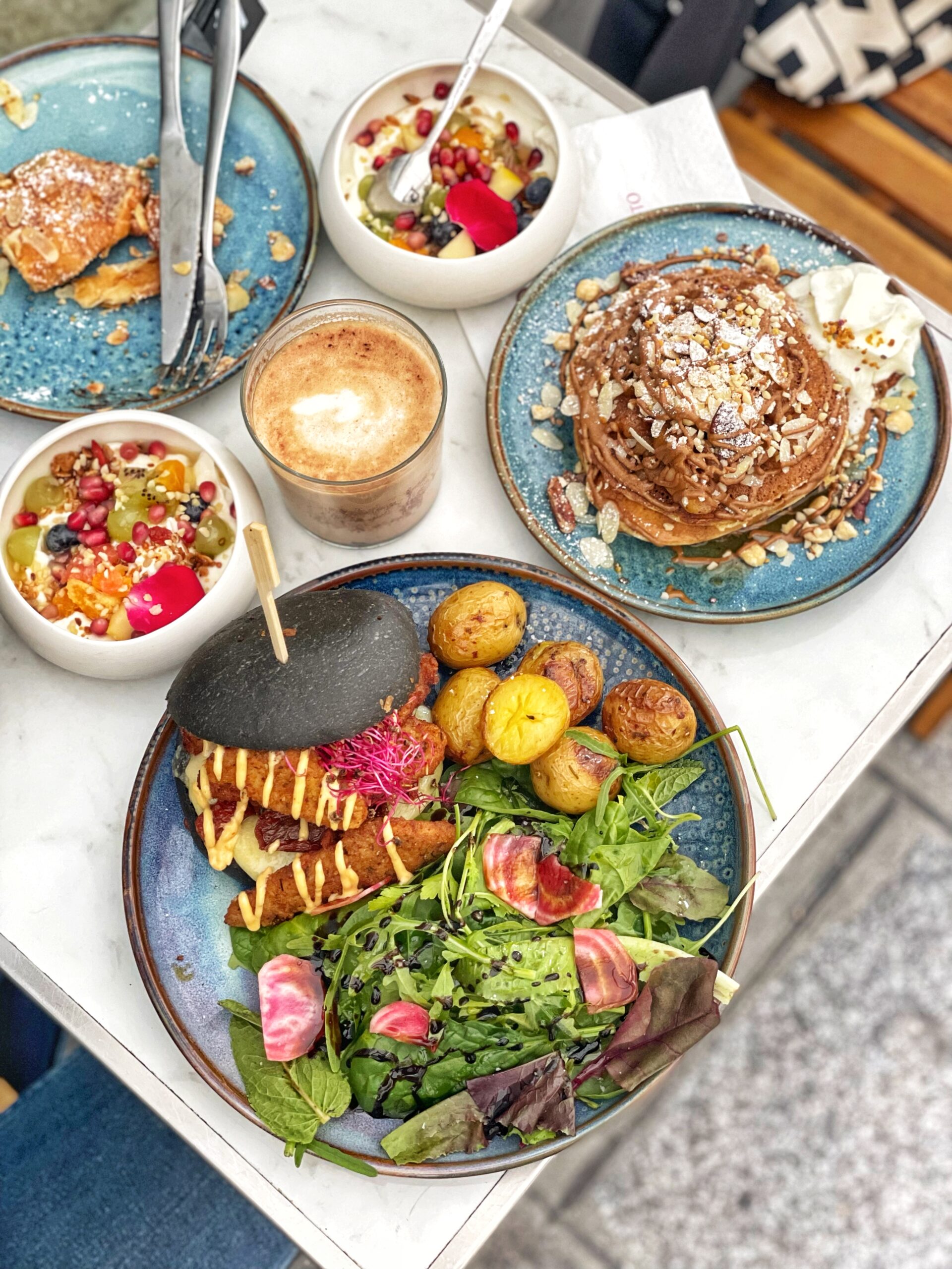 Interface moderne d'un casino en ligne sur un écran d'ordinateur et mobile